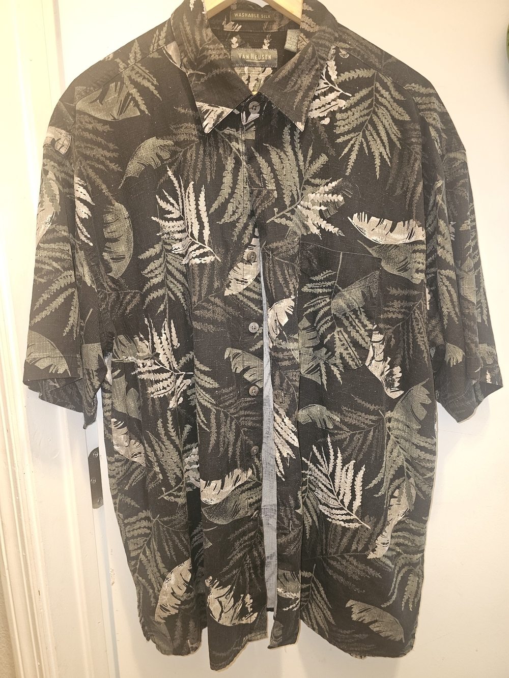 Van Heusen Short-Sleeve Black Tropical Print Shirt 100% Silk EUC Size LG
